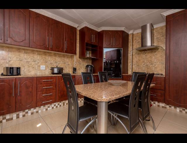 3 BEDROOM FREEHOLD SOLD IN ROSEACRE